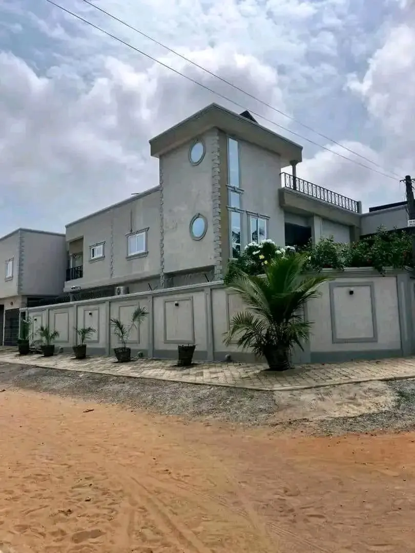 Villa 4 chambres sur 1500 m² en vente à Agbalepedo – 210 millions FCFA
