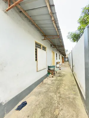 Vente d'une maison à Zanguera Dangbéssito, demi-lot 300 m², 3 appartements de 2 pièces, proche du goudron – 27 millions FCFA — photo 6