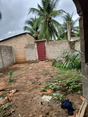 Terrain avec pièce en angle de rue à vendre à Zanguera Klikamé – 6 millions FCFA