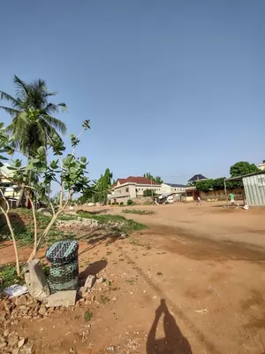Terrain demi-lot avec maison 4 pièces et 2 boutiques en vente à Gblenkomé Gbodossimé face au marché – 27 millions FCFA — photo 3