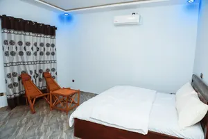 Vente d'une villa duplex meublée à Agodéké, 12 chambres, 600 m², titre foncier personnel – 250 millions FCFA — photo 9