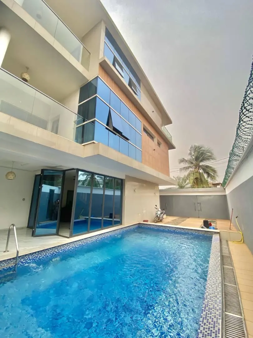 Villa meublée 5 pièces avec piscine et jardin à louer à Agoè Fil O Park – 1 000 000 FCFA/mois