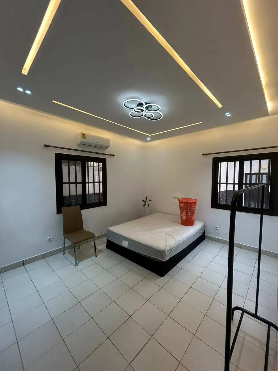 Villa duplex meublée 5 chambres avec piscine en location à Avénou Kouvahey, proche du goudron – 1 600 000 FCFA