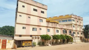 Hôtel opérationnel sur 2 lots à vendre à Agoè Assiyéyé Fiovi – 300 millions FCFA à débattre