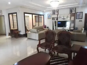 Villa basse 4 chambres à vendre en angle de rue sur 900 m² à Agoè Léo 2000 – 325 millions FCFA — photo 4
