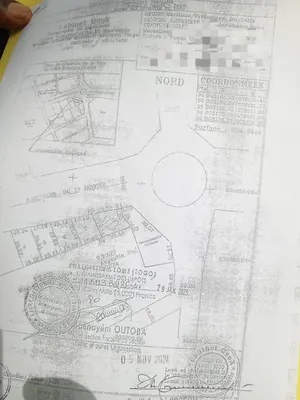 Terrain 300 m² en vente au rond-point feu rouge du Commissariat Central à Lomé – 300 millions FCFA