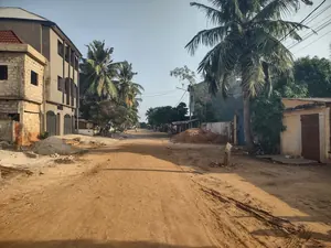 Terrain clôturé avec bâtiments en vente à Adidogomé Avenou Avé Maria – 57 millions FCFA — photo 2
