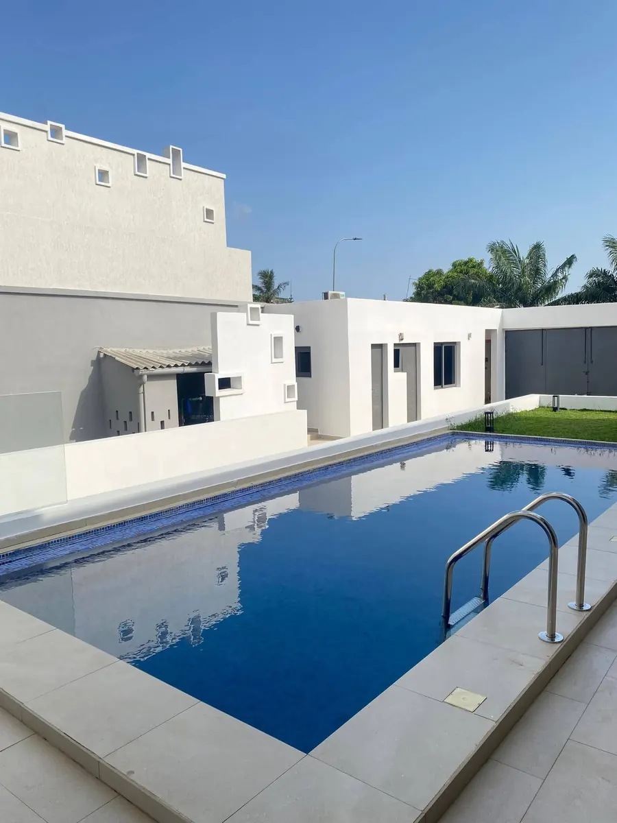 Vente d'une villa à Cité Renaissance, 4 chambres, 812,85 m², avec piscine et garage souterrain – 800 millions FCFA