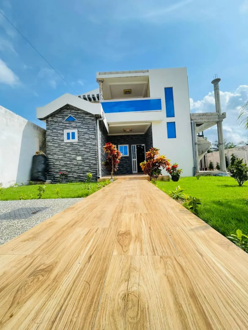 Villa 5 chambres en vente à Kpogan, proche du goudron – 95 millions FCFA