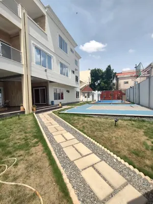 Villa triplex meublée 7 chambres à louer à Attiégou avec piscine et terrain de basketball – 1 700 000 FCFA/mois — photo 3