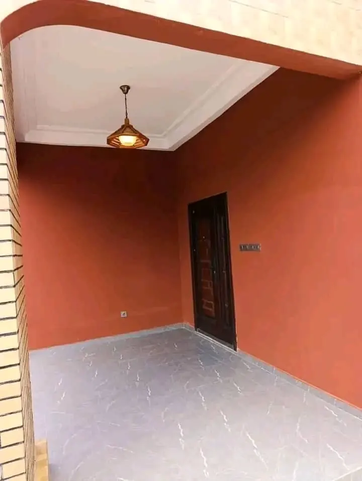 Location d'une boutique à Agoé Logopé, 31,5 m², dallée avec sanitaires internes, proche du goudron – 25 000 FCFA/mois
