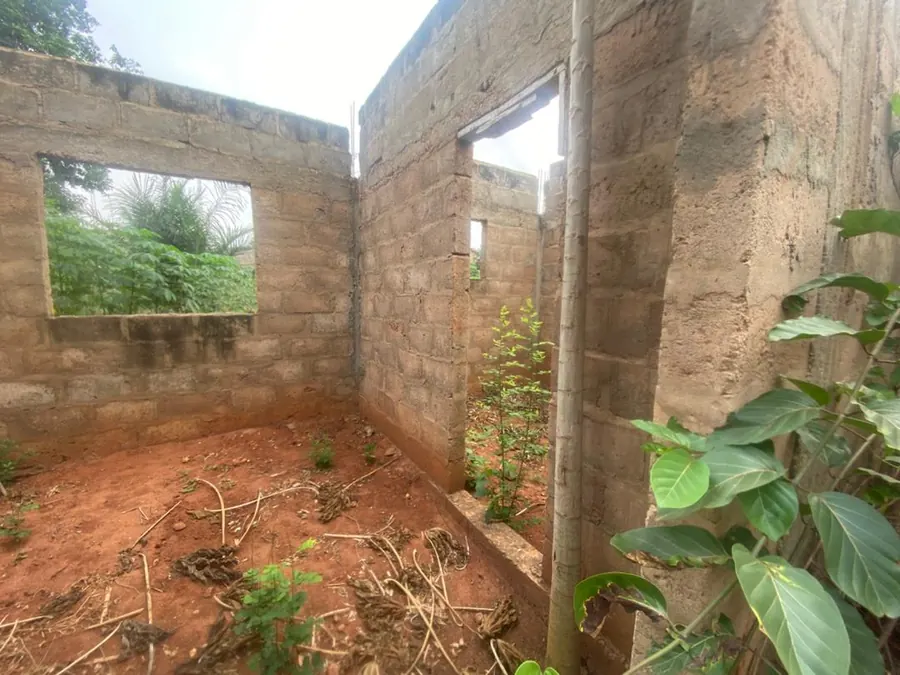 Villa 3 chambres inachevée sur demi-lot à vendre à Yokoè – 14 millions FCFA
