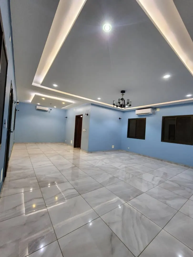 Villa duplex 5 chambres à louer à Togo 2000 face à l'aéroport – 600 000 FCFA/mois