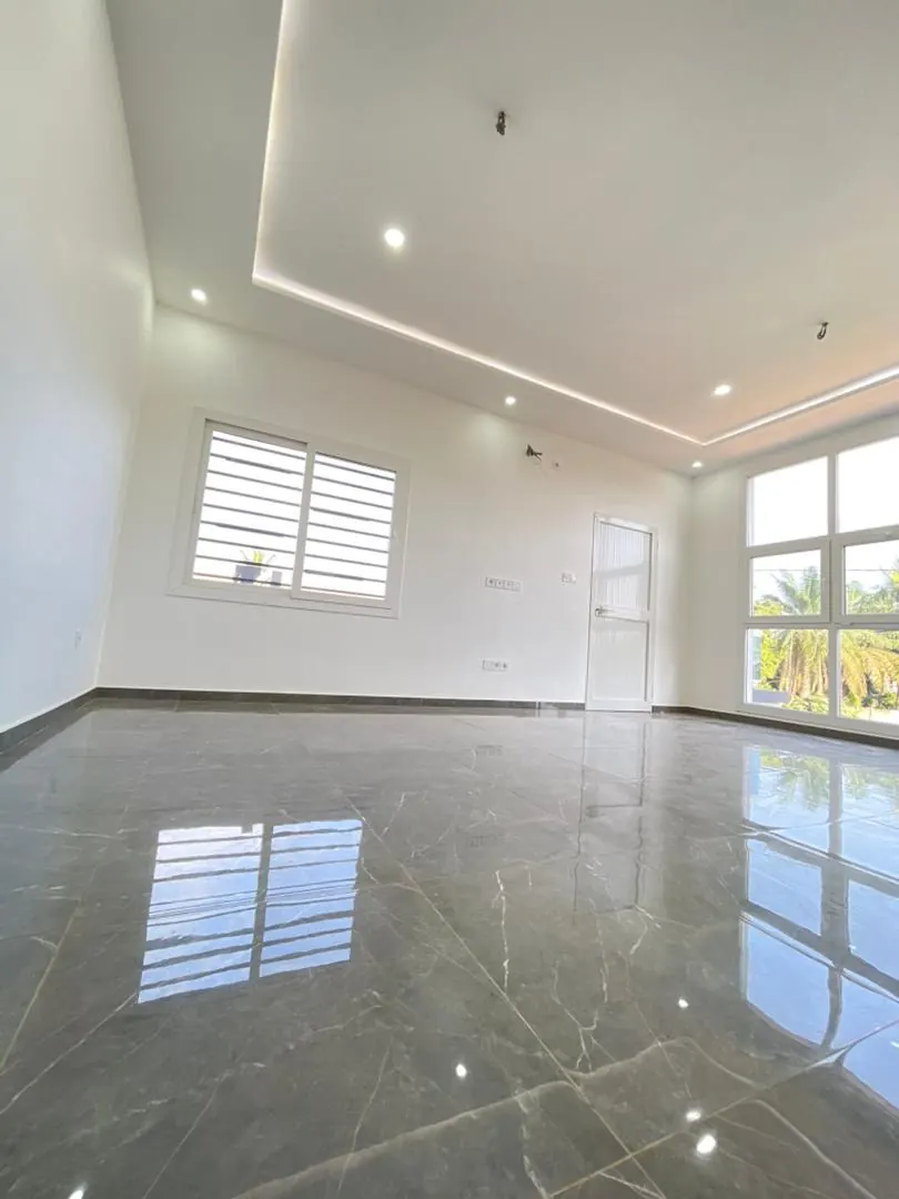 Vente d'une villa duplex à Avenou, 4 chambres, 328 m², à 200 m du goudron – 155 millions FCFA