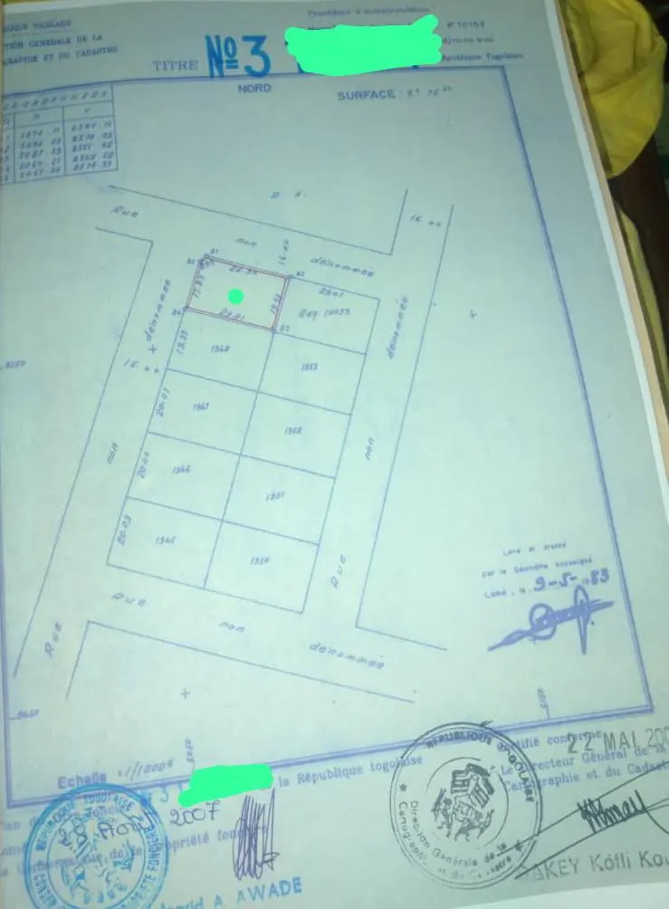 Terrain en vente en angle de rue à Hédzranawoé, Lomé – 18 millions FCFA à débattre