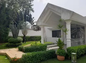 Villa 10 pièces sur 1920 m² avec piscine et garage à vendre à La Caisse – 1 milliard FCFA — photo 5