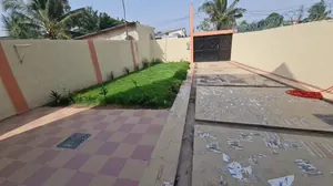 Hôtel R+2 en vente en angle de rue à Agoè Assiyéyé – 200 millions FCFA