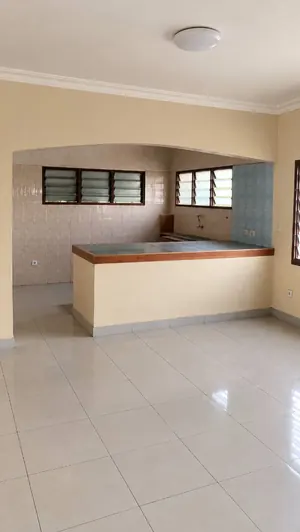 Vente d'une villa à Avépozo côté non plage, R+1 sur 1 lot (600 m²), 8 chambres, à 500 m du goudron RN2 – 65 millions FCFA — photo 1
