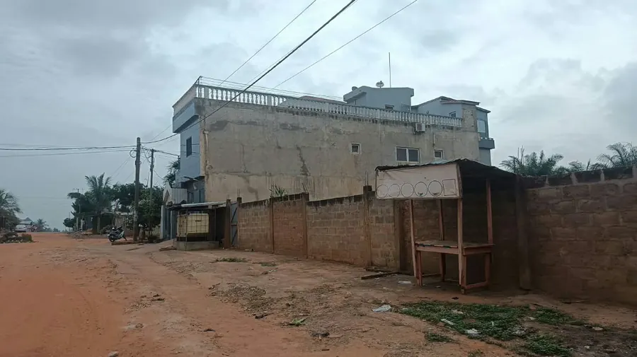 Vente d'une villa à Adétikopé, 10 chambres, R+2, 898 m², angle de rue, à 100 m du goudron – 150 millions FCFA