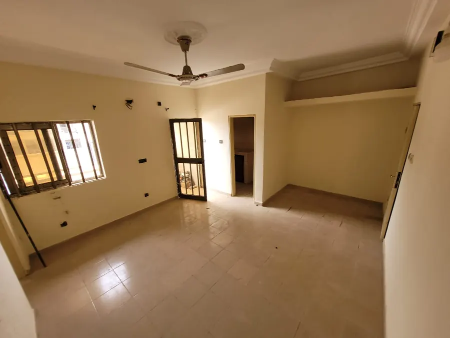 Location d'un appartement à Agoè Nanegbé, 1 pièce (chambre salon), à l'étage avec balcon – 40 000 FCFA/mois