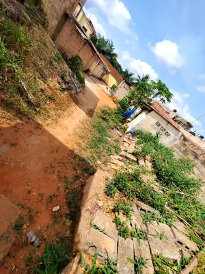 Vente d'un terrain à Amadahomé Foyer des Jeunes, demi-lot clôturé avec 3 pièces et sanitaire – 17 millions FCFA — photo 2