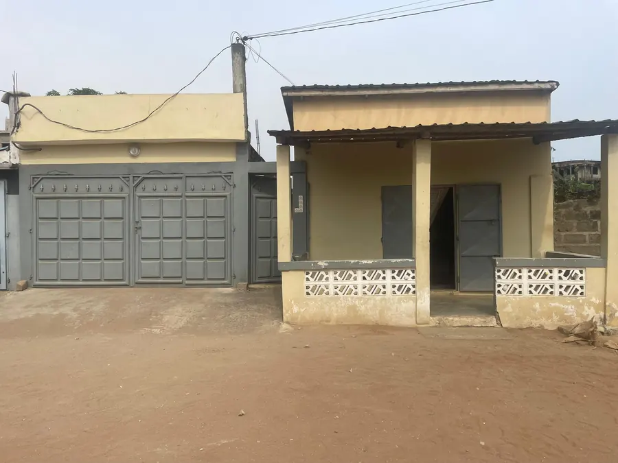 Maison de location 5 chambres en vente à Agbata – 45 millions FCFA