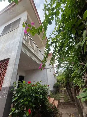 Vente d'une maison à La Paix (bord de plage), duplex, 6 chambres, angle de rue, bord du goudron – 270 millions FCFA — photo 1
