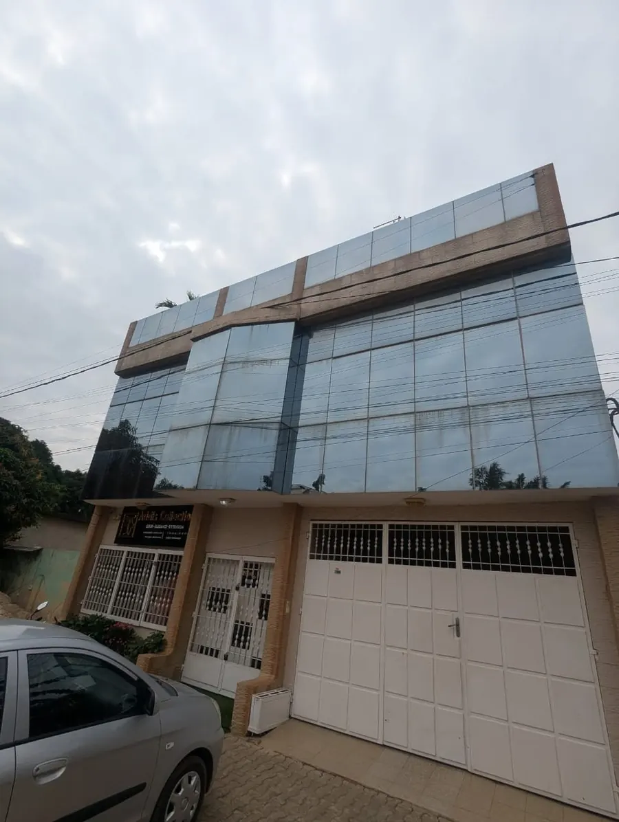 Immeuble R+2 en vente en bordure de goudron à Totsi – 250 millions FCFA