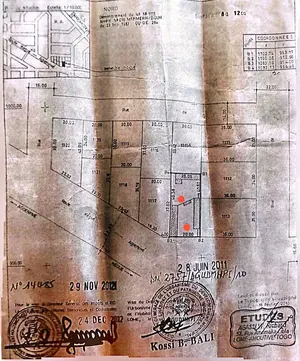Vente d'un terrain à Kégué, 1 lot 1/3 (812 m²), bord du goudron, avec ancienne construction – 80 millions FCFA
