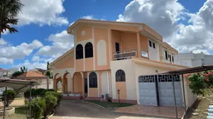 Villa 6 pièces sur 2 lots à vendre à la Cité OUA – 1 milliard FCFA — photo 2