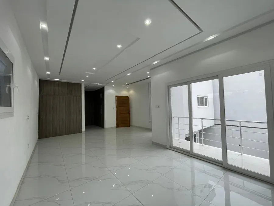 Villa duplex 5 chambres avec piscine à louer à Agbanlepedo proche du goudron – 1 200 000 FCFA/mois