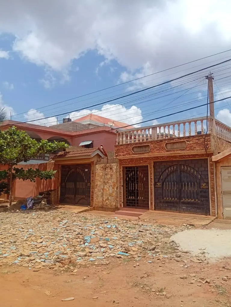 Vente d'une villa à Agoè Lycée, 3 chambres, demi-lot en bordure de rue à 250m du goudron – 65 millions FCFA
