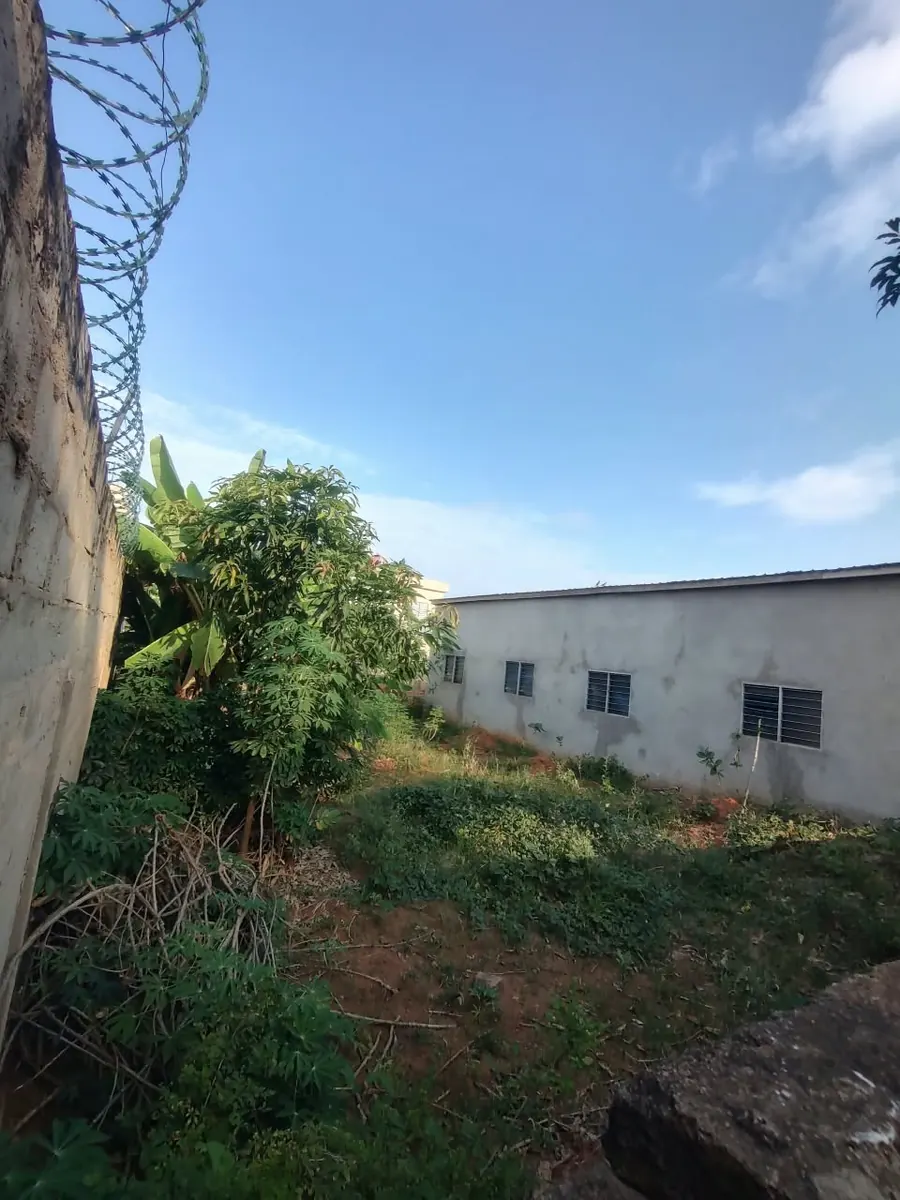Vente d'un terrain à Adidogomé Sagbado, demi-lot clôturé, environ 150 m du carrefour CFA – 15 millions FCFA