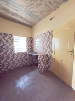 Vente d'une maison à Zanguera Dangbéssito, demi-lot 300 m², 3 appartements de 2 pièces, proche du goudron – 27 millions FCFA — photo 8