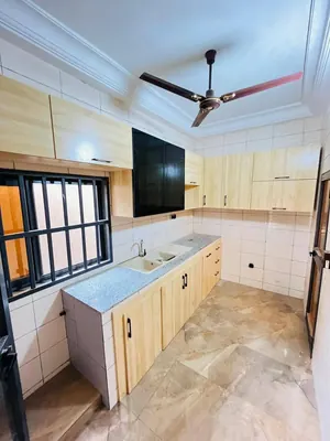 Vente d'une villa à Kégué Catholique, R+2 avec rooftop, demi-lot 300 m², titre foncier – 150 millions FCFA — photo 3