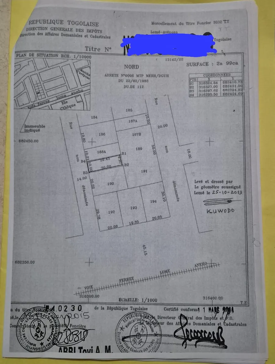 Terrain demi-lot en vente angle de rue en bord du goudron à côté de la Pharmacie Yembla – 200 millions FCFA à débattre