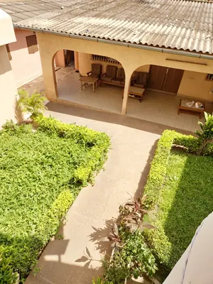 Immeuble 2 étages avec villa et annexe en vente en bordure de goudron à Avédji Rond-point Limousine – 300 millions FCFA — photo 2