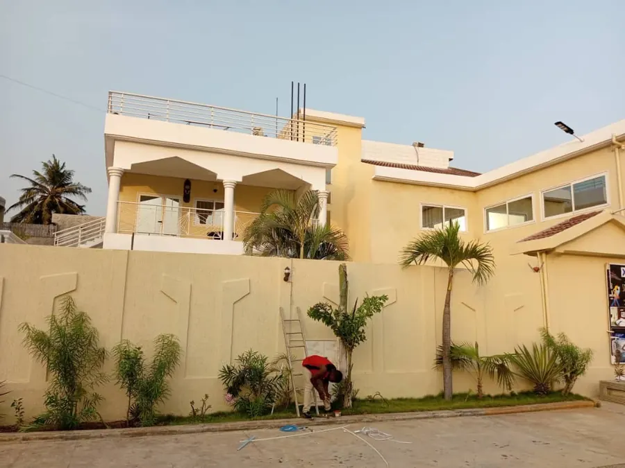 Résidence 17 chambres meublées avec piscine et sky bar en vente à Baguida Devego – Titre foncier – 450 000 000 FCFA
