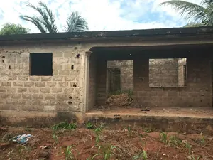 Villa inachevée 3 chambres à vendre à Zanguera Assemblée de Dieu – 16 millions FCFA