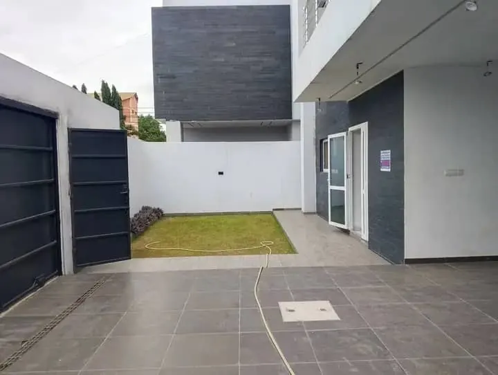 Villa duplex 5 chambres à louer avec piscine à Agbalepedo – 1 500 000 FCFA