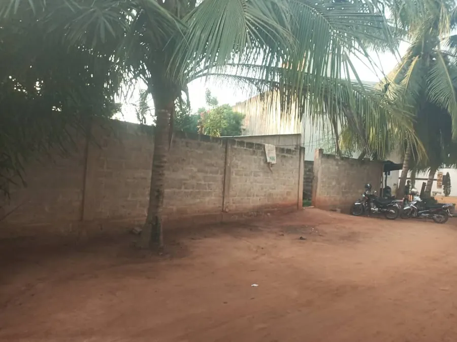 Maison 3 pièces sur demi-lot clôturé en vente à Zanguera Gendarmerie – 15 millions FCFA