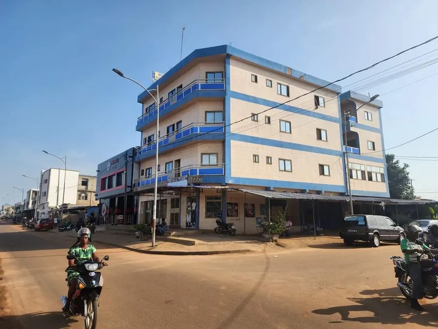 Hôtel 29 pièces en vente au bord du goudron à Adidogomé – 400 millions FCFA négociable
