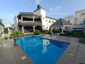 Villa duplex meublée 5 chambres à louer à Avénou Kouvahey, proche du goudron – 1 500 000 FCFA