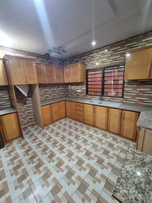 Vente d'une villa à Hountigomé, angle de rue, R+2, 447 m², proche du goudron – 250 millions FCFA — photo 2