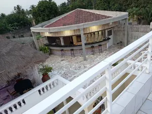 Résidence 17 chambres meublées avec piscine et sky bar en vente à Baguida Devego – Titre foncier – 450 000 000 FCFA — photo 2