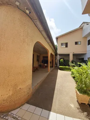 Immeuble 2 étages avec villa et annexe en vente en bordure de goudron à Avédji Rond-point Limousine – 300 millions FCFA — photo 3