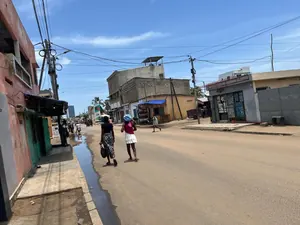 Terrain bâti 300 m² avec mini villa en vente en bordure de goudron à Nyekonakpoè Adjololo – 30 millions FCFA — photo 2