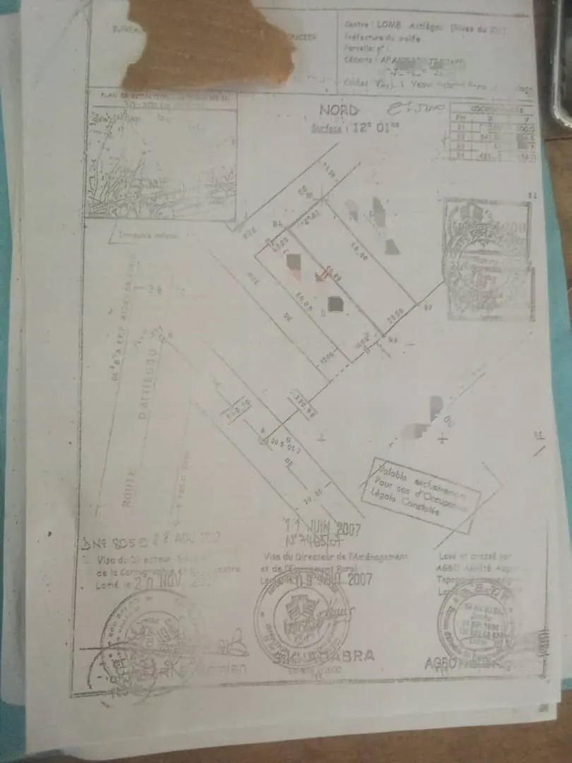 Vente de terrain à Attiégou Ecole Les Savoirs, 2 lots collés, en face du goudron – 150 millions FCFA