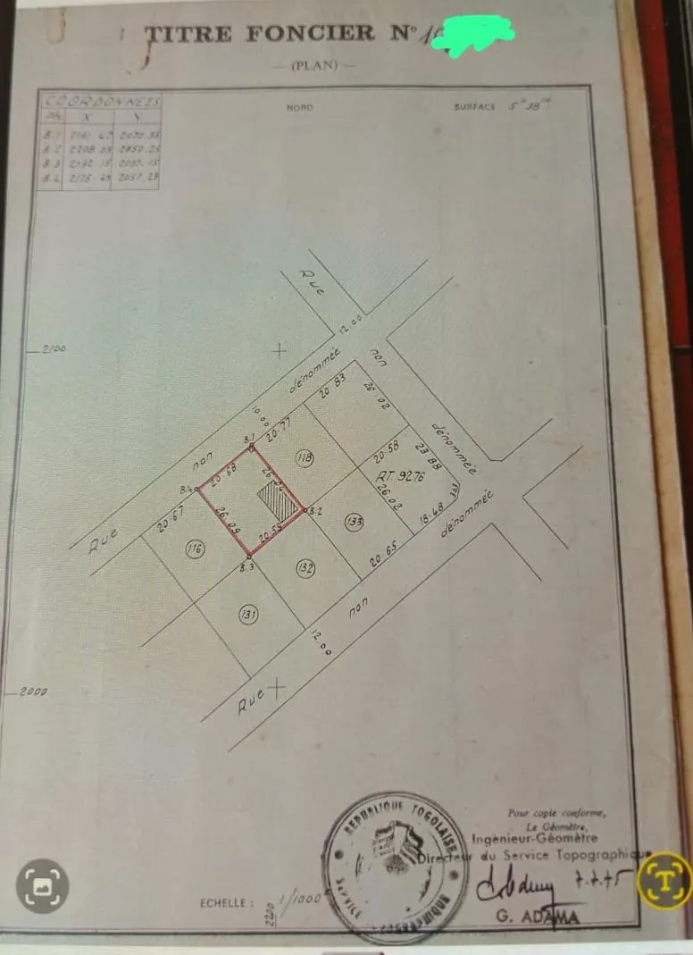 Terrain de 538 m² avec bâtiments en vente à Bè Château à 30 m du goudron – 100 millions FCFA