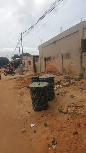Vente d'un immeuble à Adéwui, 29 pièces, 2 lots collés sur 2 voies, face à l'Université de Lomé – 180 millions FCFA à débattre — photo 2